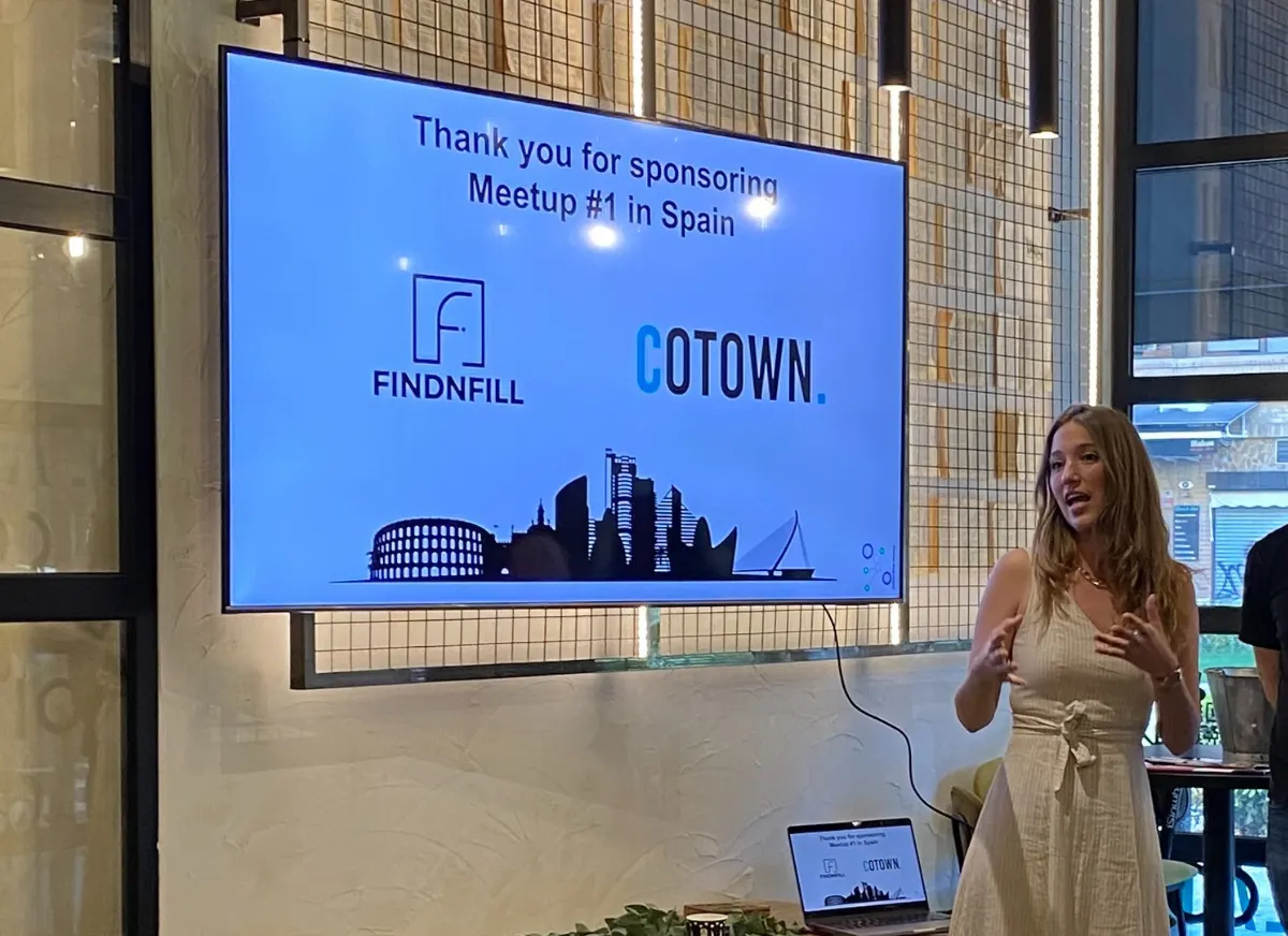 A speaker thanking the sponsors of the first meetup in Spain